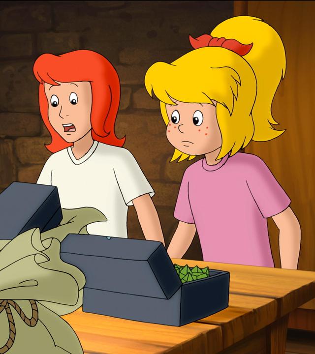 Bibi und ihre Freunde haben in Säcken geschmuggelte Ware gefunden und diese auf einem Tisch ausgebreitet.