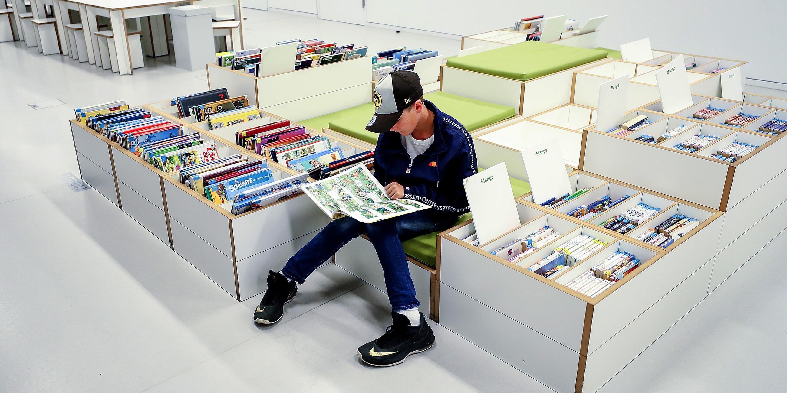 Junger Leser in der Stadtbibliothek Stuttgart