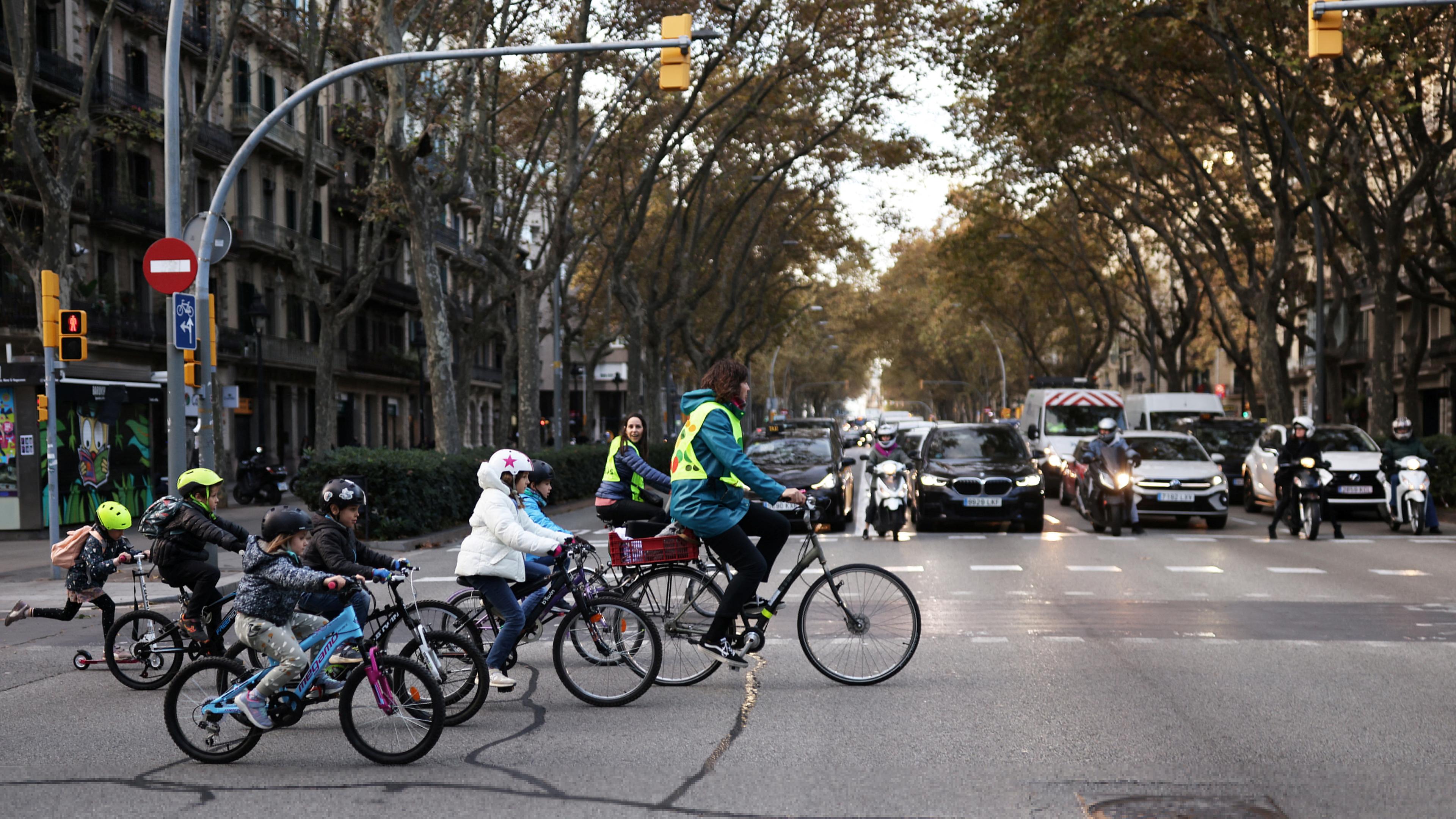 Ein Fahrradbus in Barcelona überquert die Straße.