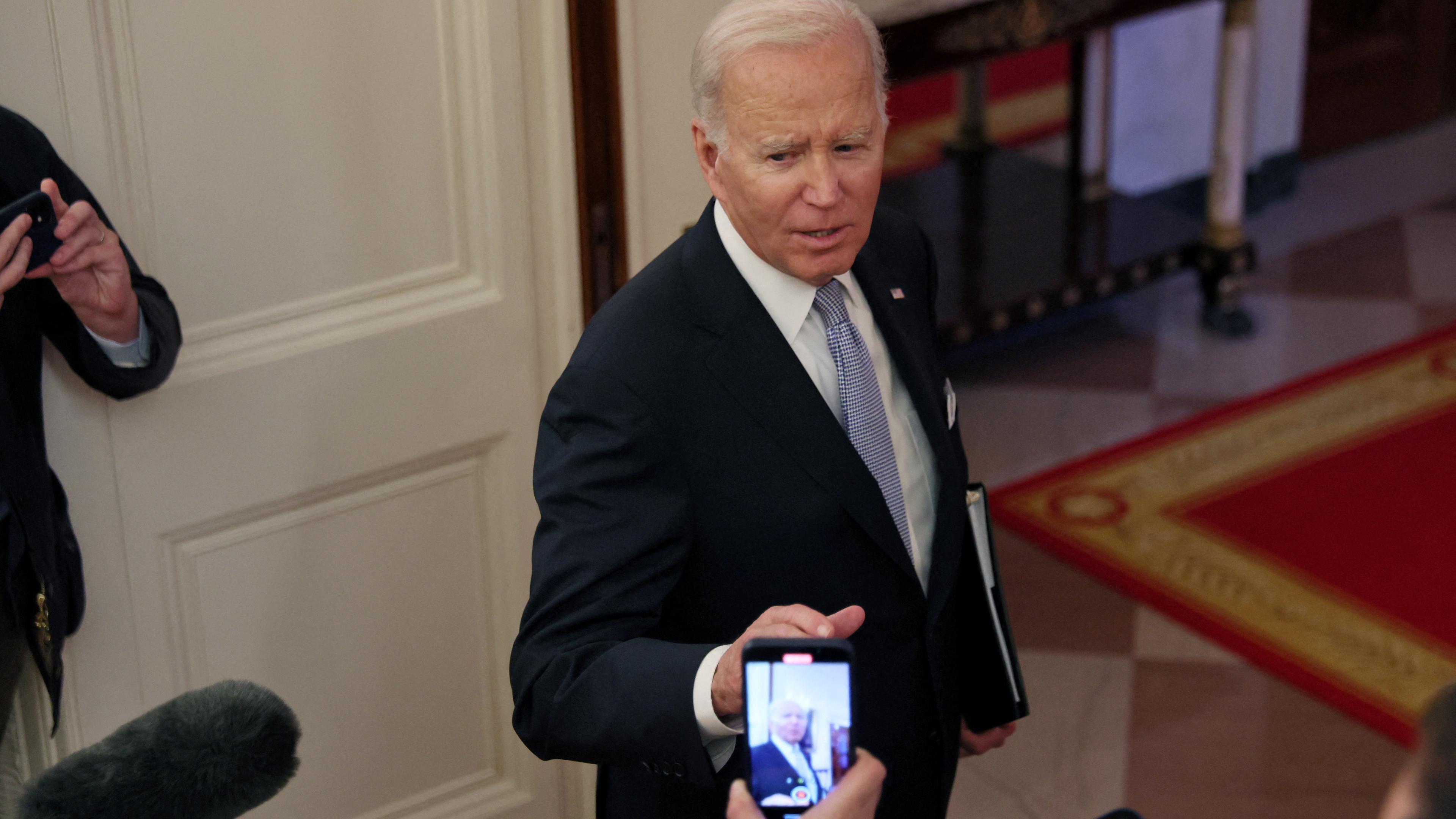 US-Präsident Joe Biden beantwortet Fragen von Journalisten auf einem Flur des Weißen Hauses.