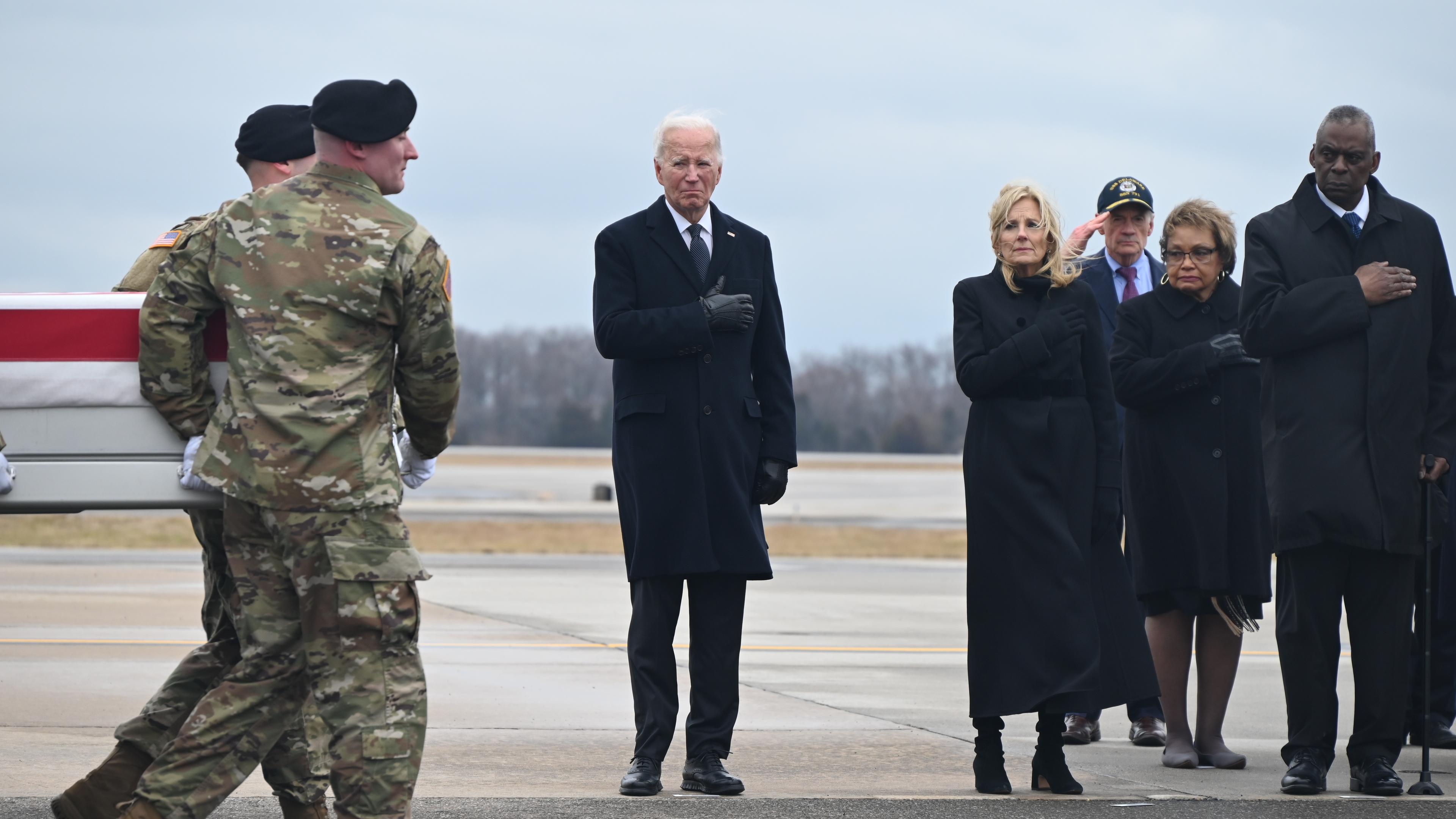 USA, Dover: US-Präsident Joe Biden und US-First Lady Jill Biden erweisen den drei Soldaten, die bei einem Drohnenangriff in Jordanien durch vom Iran unterstützte Kämpfer getötet wurden, auf der Dover Air Force Base in Dover die letzte Ehre. 