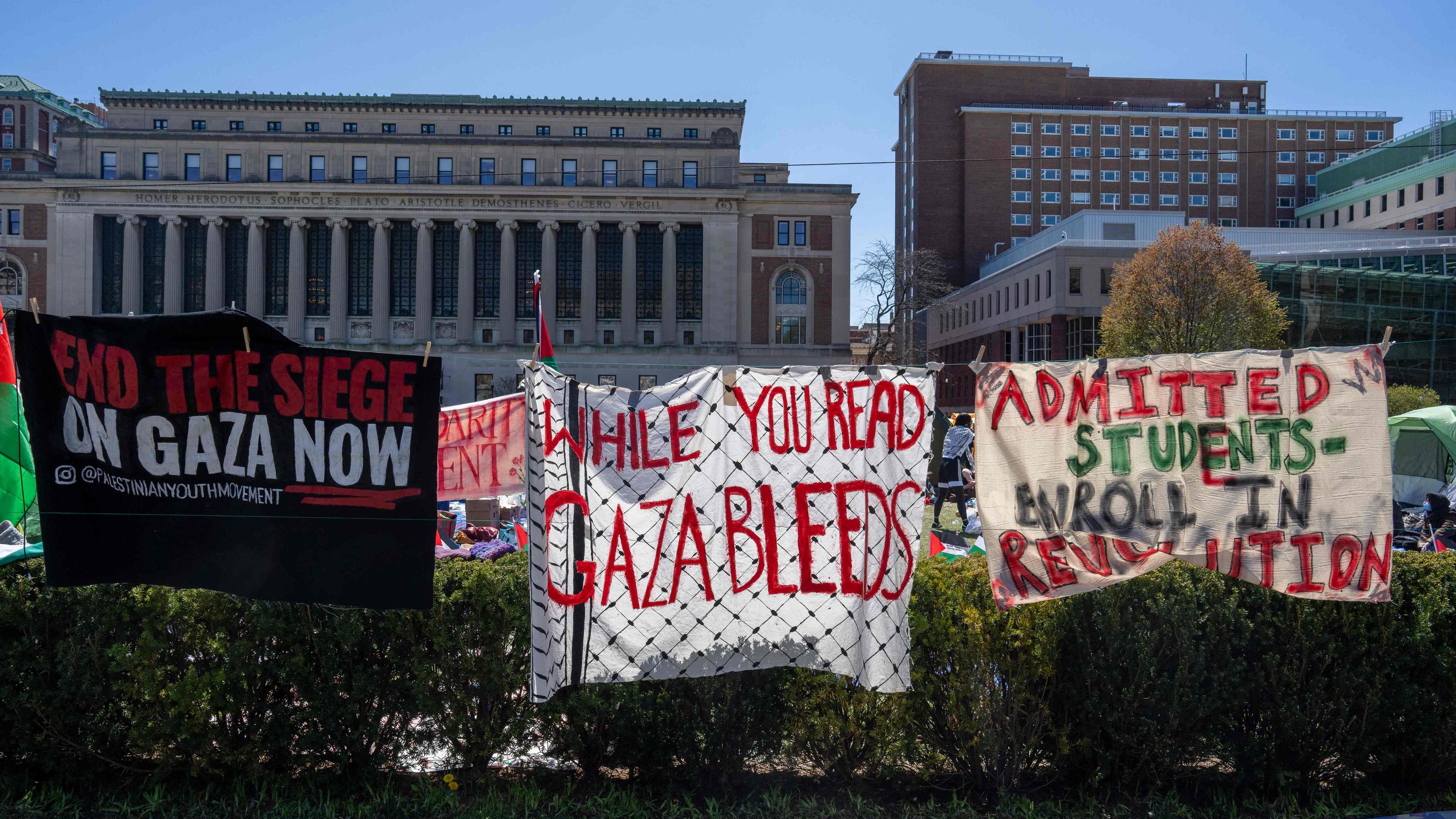 Demonstranten besetzen am 22. April 2024 in New York City ein Lager zur Unterstützung Palästinas auf dem Gelände der Columbia University.