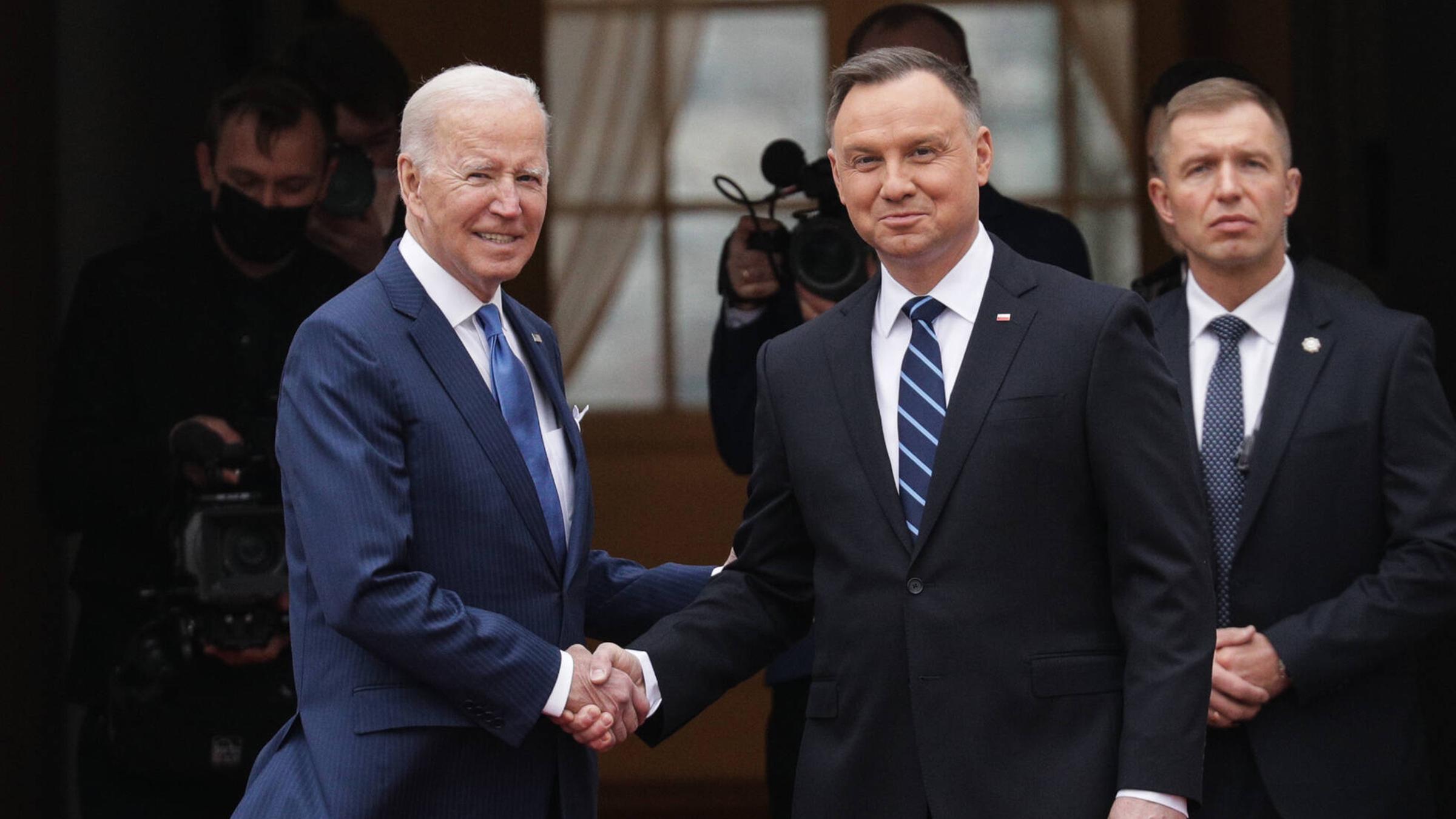 Das Bild zeigt US-Präsident Joe Biden und den polnische Präsidenten Andrzej Duda während einer Begrüßungszeremonie in Warschau im März 2022. (Archivbild)