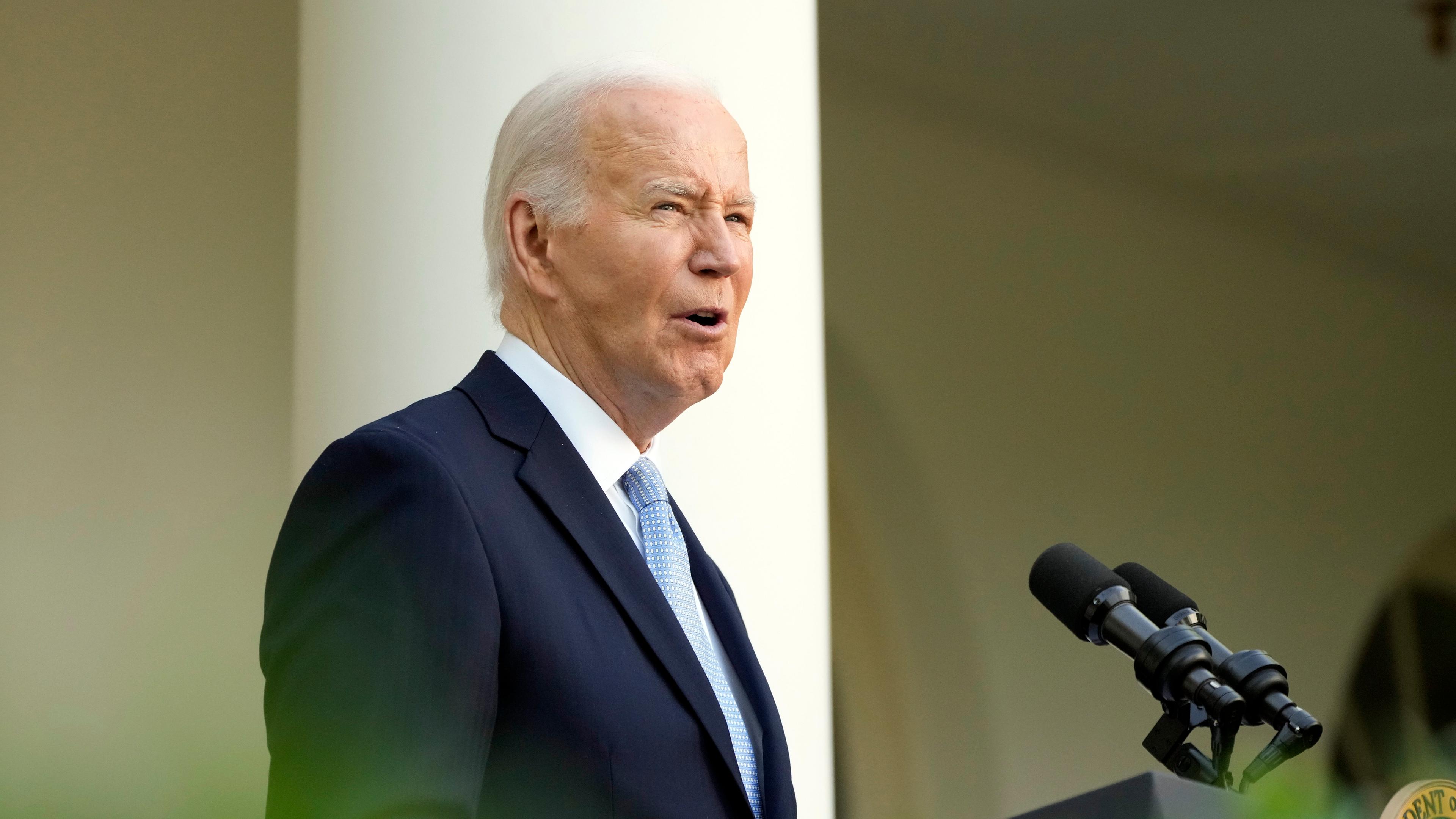 Präsident Joe Biden spricht während einer Veranstaltung des Jewish American Heritage Month am Montag, den 20. Mai 2024, im Rosengarten des Weißen Hauses in Washington.