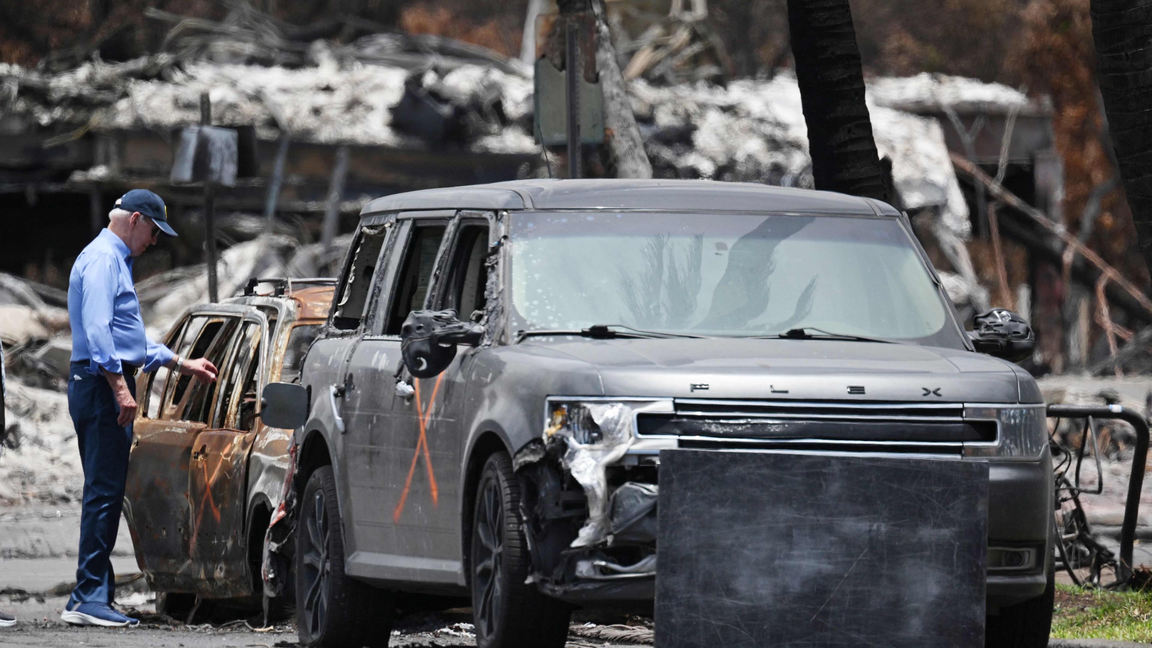 US-Präsident Biden besucht eine zerstörte Gegend auf Hawaii nach schweren Bränden.