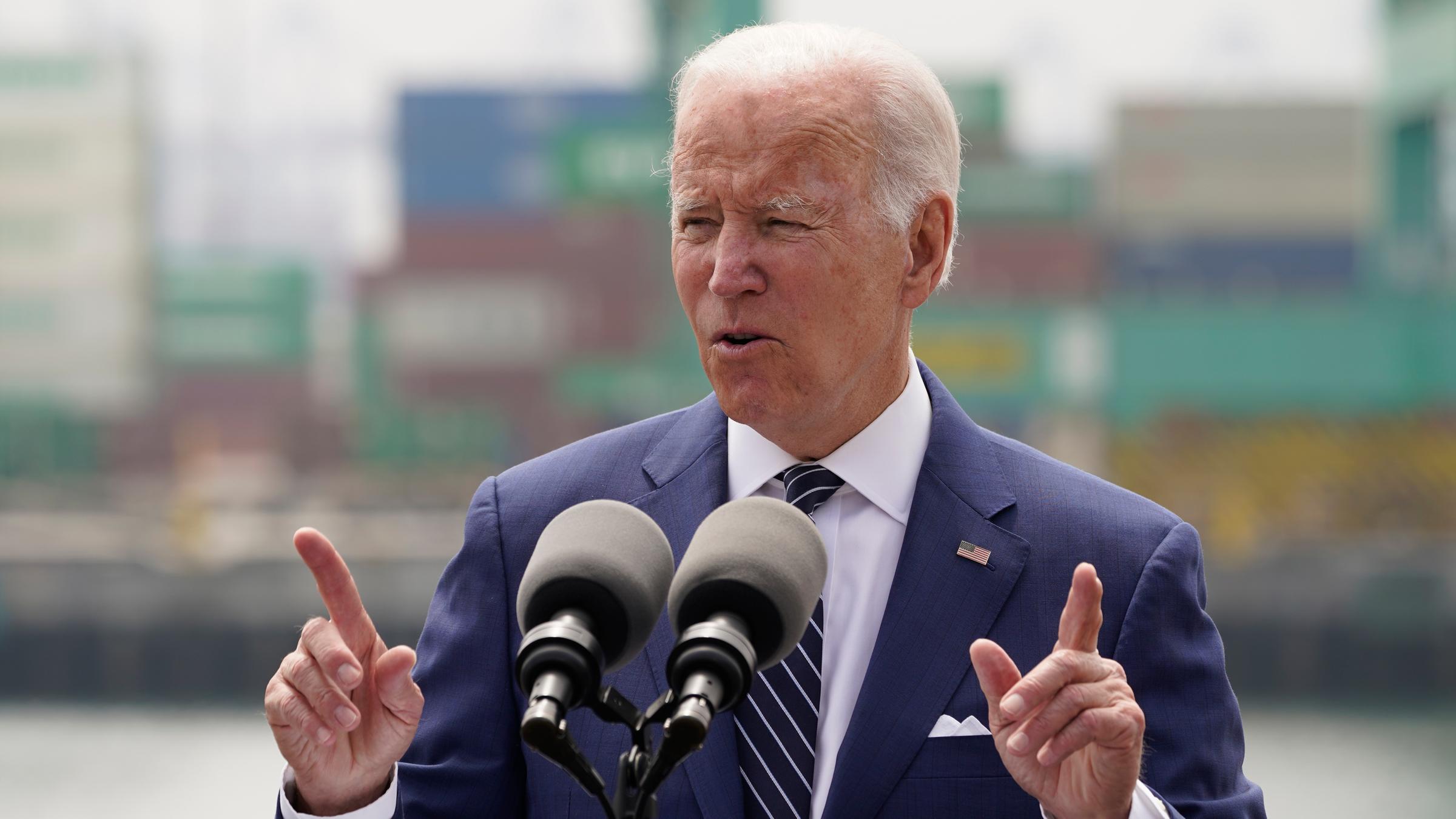 US-Präsident Joe Biden spricht am Hafen von Los Angeles