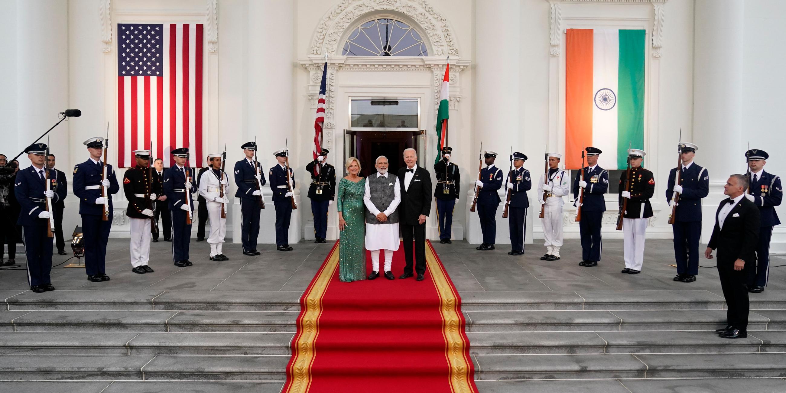 Präsident Joe Biden und First Lady Jill Biden posieren für Fotos mit dem indischen Premierminister Narendra Modi.