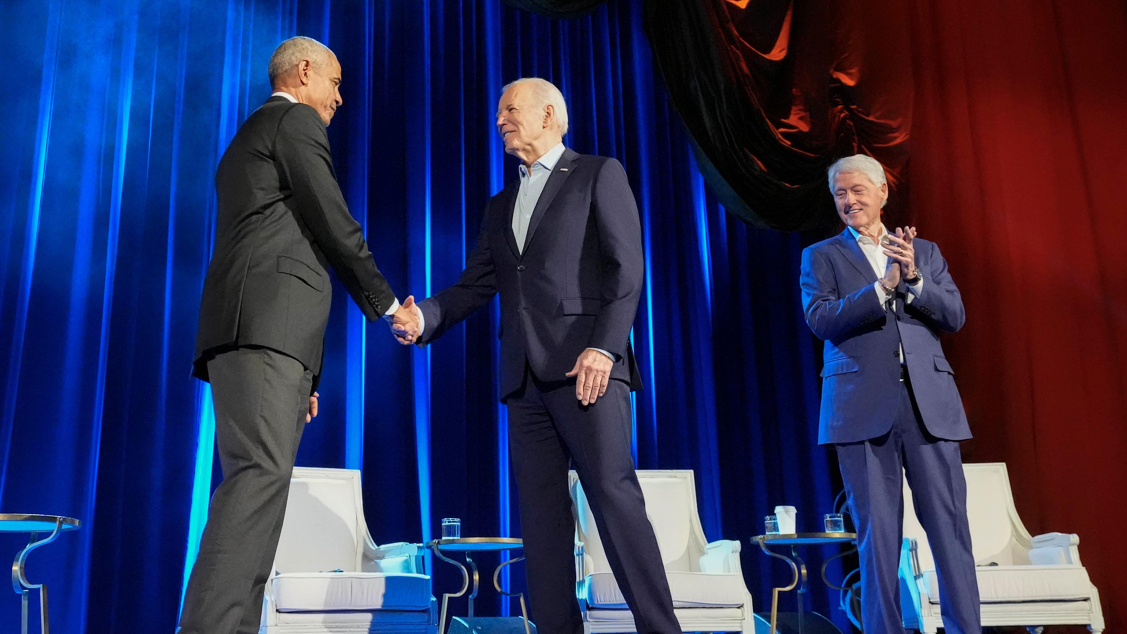 Präsident Joe Biden, Mitte, und die ehemaligen Präsidenten Barack Obama, links, und Bill Clinton, rechts, nehmen an einer Benefizveranstaltung in New York teil.
