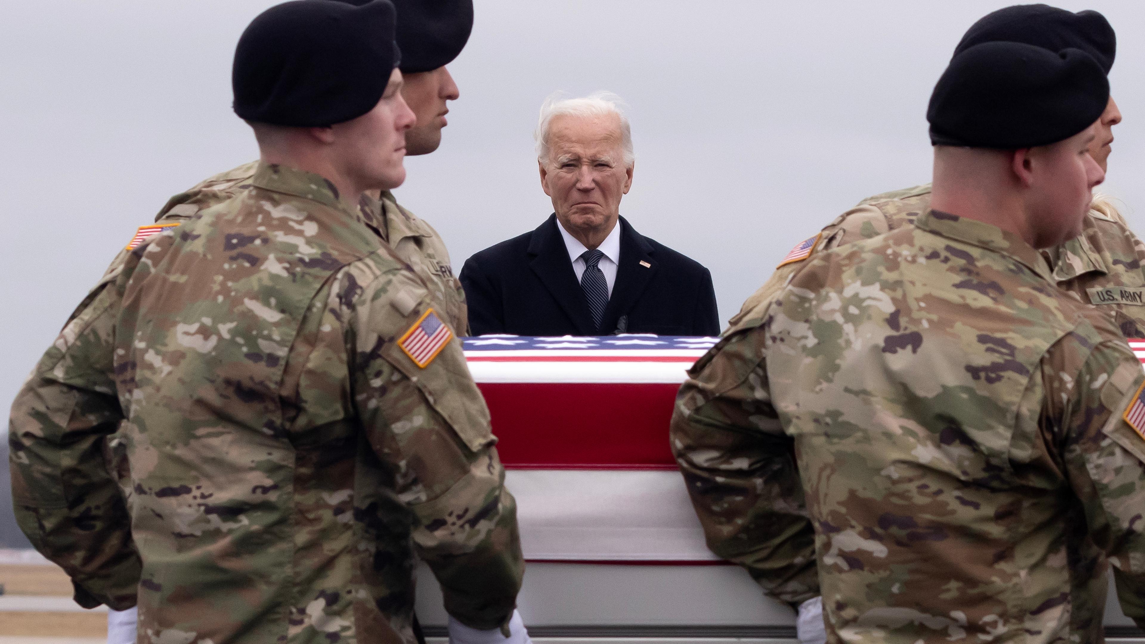 Soldaten tragen einen mit einer Flagge umhüllten Sarg an US-Präsident Biden vorbei (Stützpunkt Dover in Delaware am 2. Februar 2024).