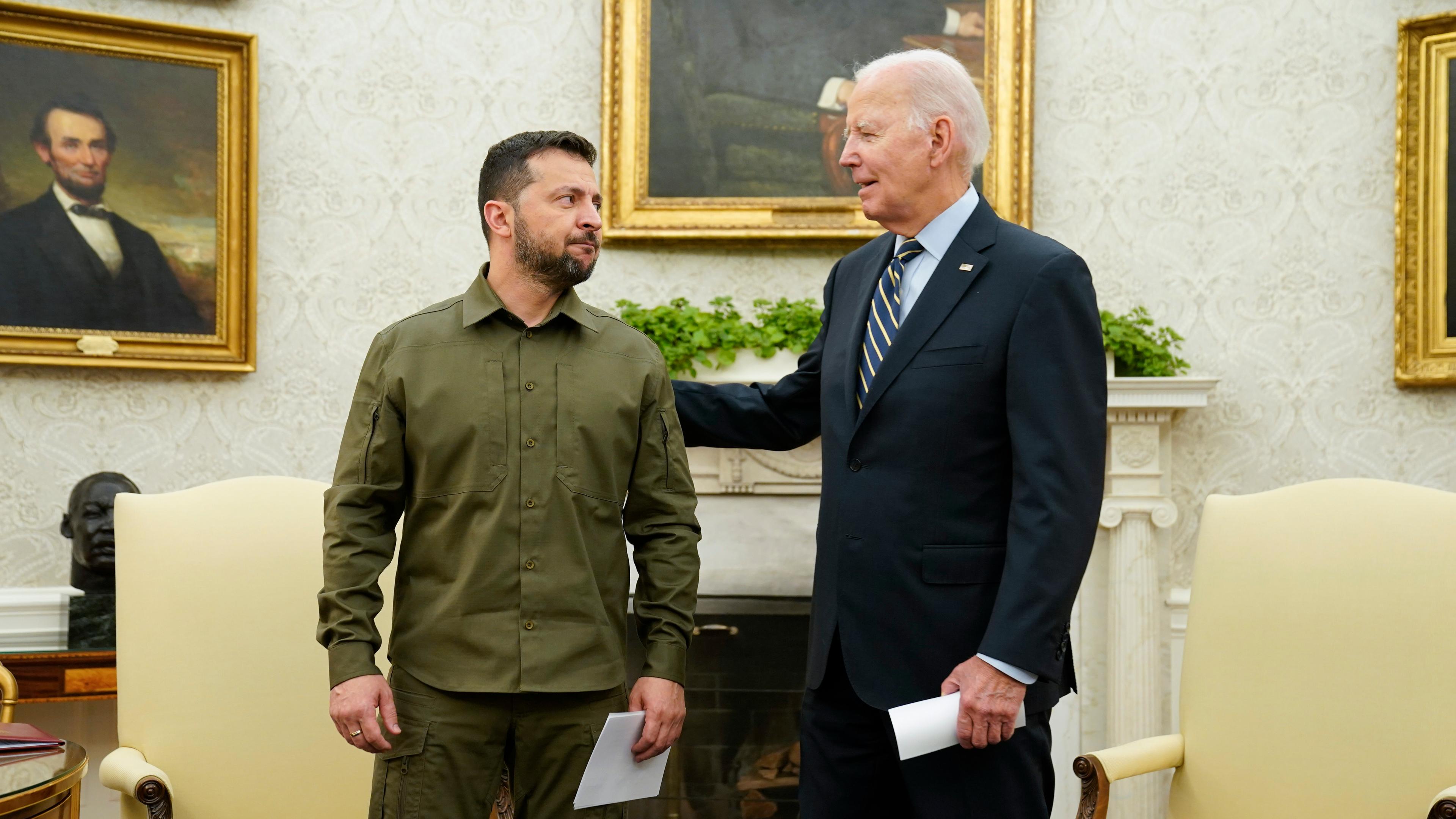 Joe Biden und Wolodymyr Selenskyj stehen gemeinsam im Oval Office des Weißen Hauses