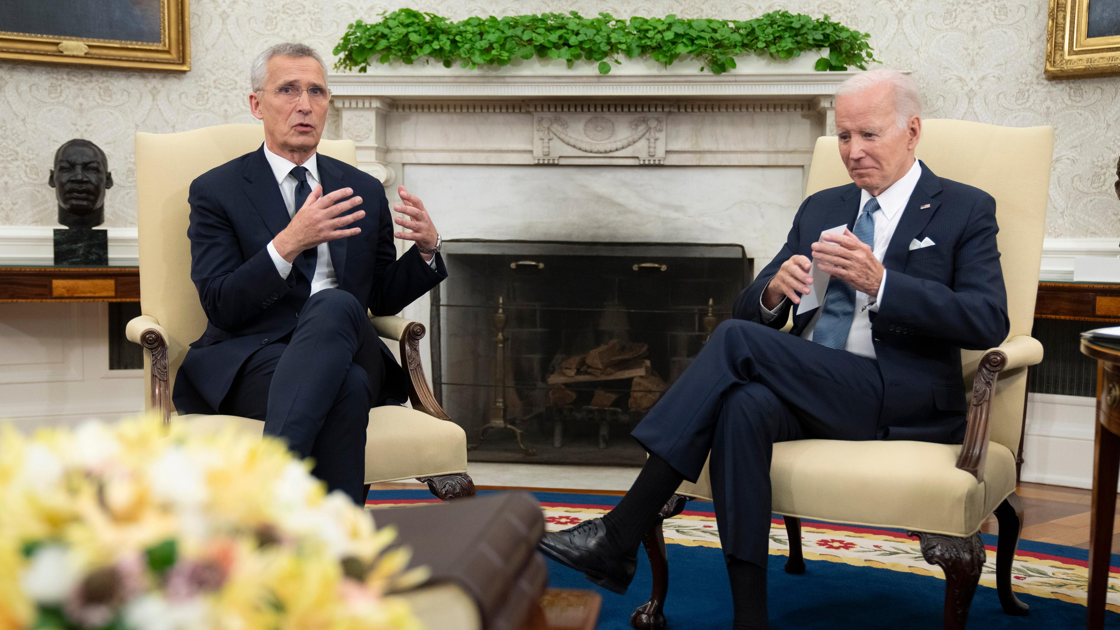 Joe Biden (r), Präsident der USA, trifft sich mit Jens Stoltenberg, Nato-Generalsekretär, im Oval Office des Weißen Hauses.