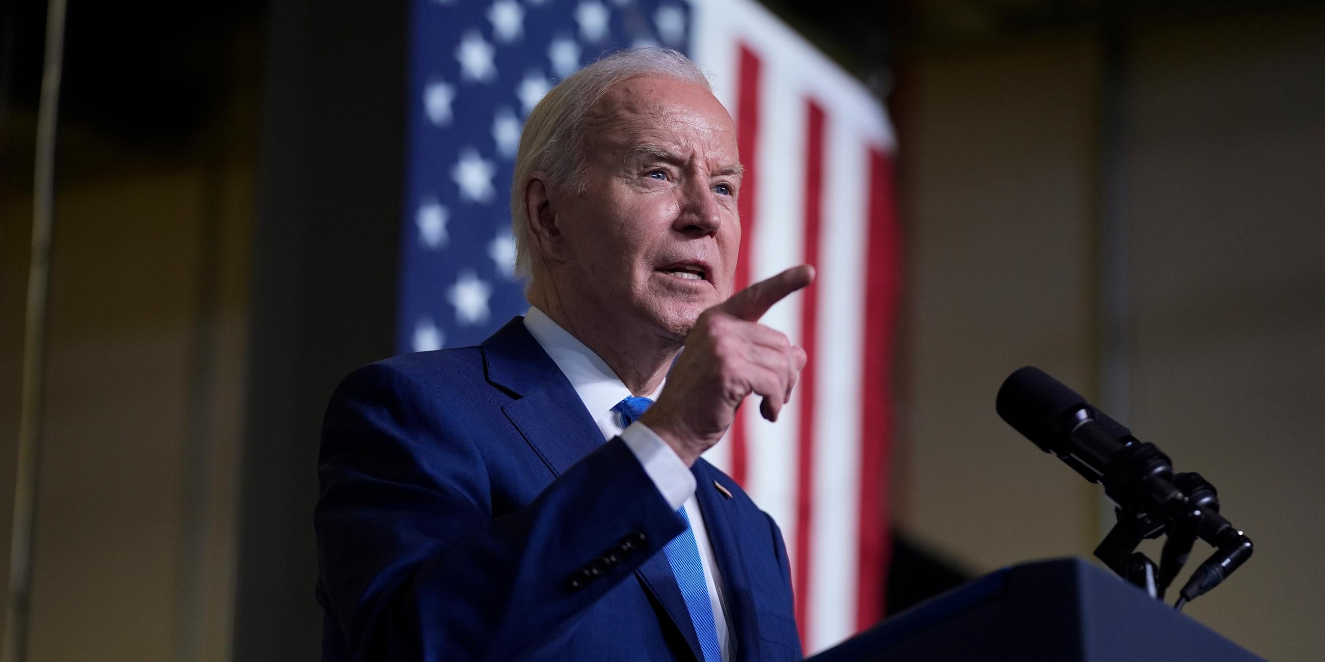 US-Präsident Joe Biden steht mir erhobenem Zeigefinger am Rednerpult im Hintergrund hängt eine US-Flagge.