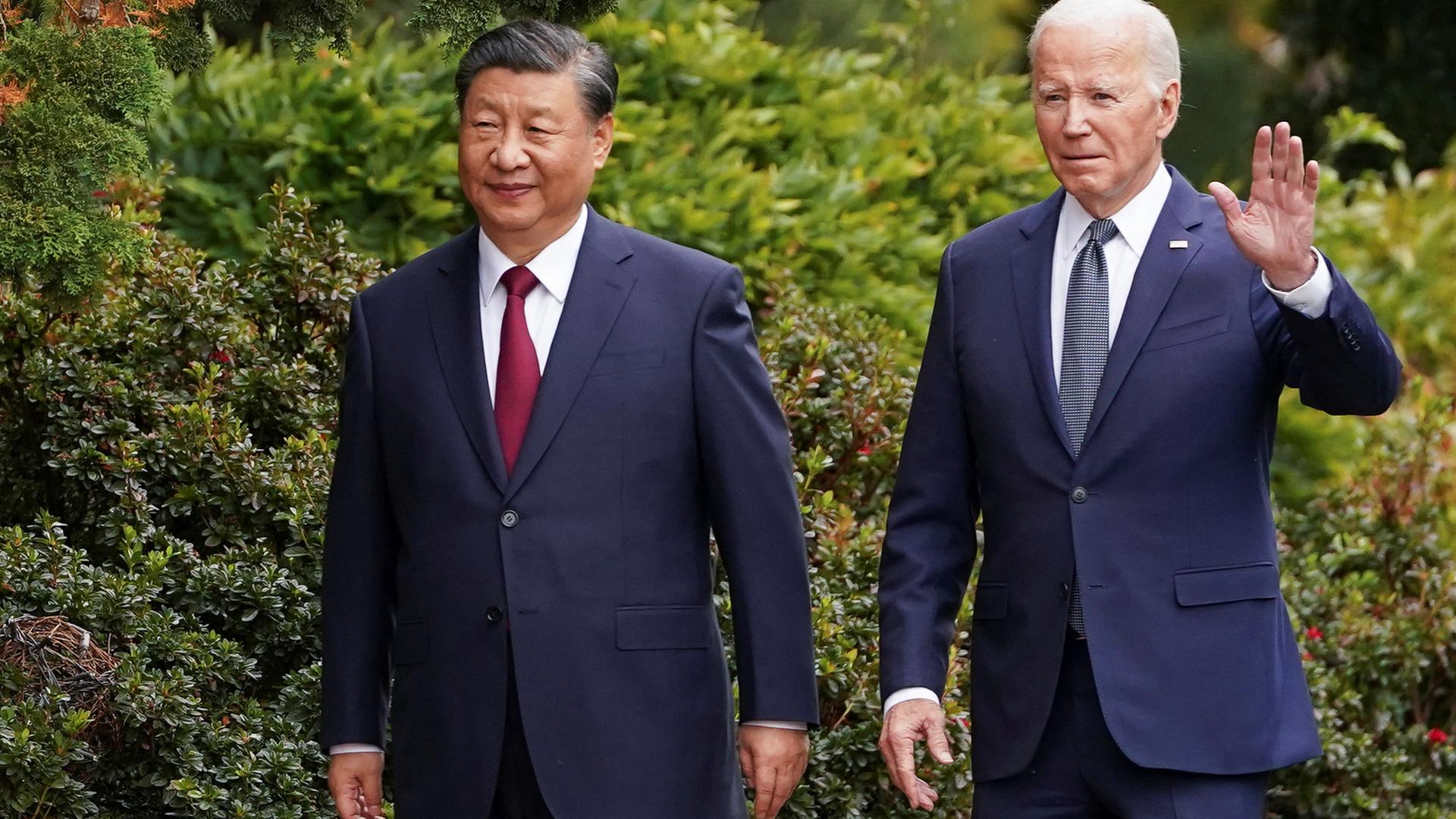 US-Präsident Joe Biden und sein chinesischer Amtskollege Xi Jinping beim gemeinsamen Spaziergang im kalifornischen Woodside.