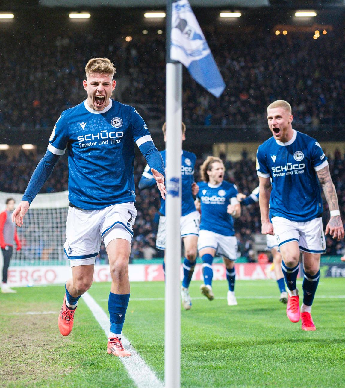 (L-R) Julian Kania (Bielefeld) jubelt nach seinem Tor zum 2:0 mit Louis Oppie.