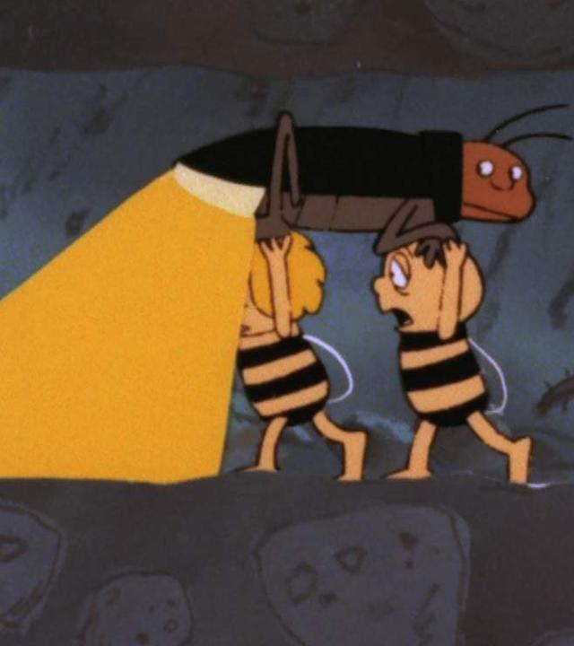 Die beiden Bienenkinder Maja und Willi tragen ein Glühwürmchen, dessen Leuchten ihnen den Weg erhellt.
