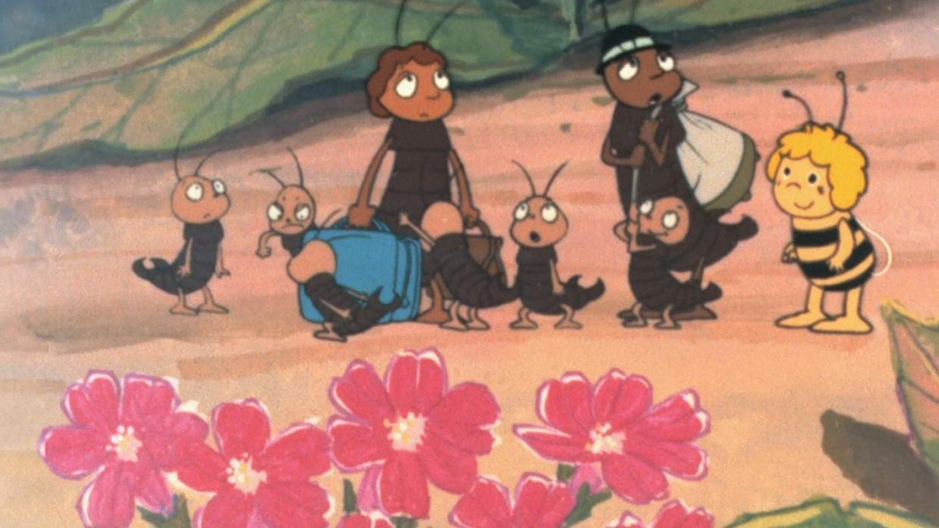 Zwei erwachsene Käfer mit Rucksack und Koffer wandern durch die Klatschmohnwiese und sind umgeben von ihren sechs kleinen Käferkindern. Bienenmädchen Maja spricht sie an.