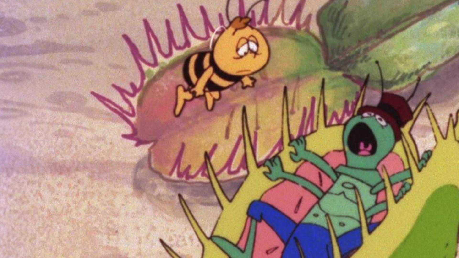 Im Blatt einer fleischfressenden Pflanze liegt Grashüpfer Flip. Er stemmt seine Beine gegen das Blatt, damit es sich nicht schließen kann. Oben links über dem Grashüpfer fliegt Bienenjunge Willi. Er überlegt, wie er seinem Freund helfen kann.