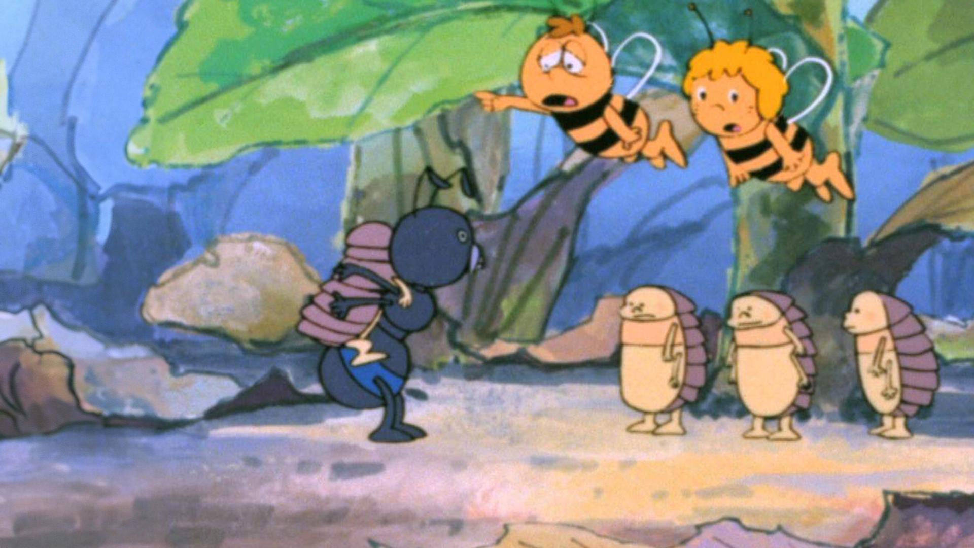 Eine Ameisenmutter trägt ihr Ameisenbaby auf dem Rücken. Vor ihr stehen drei weitere Ameisenkinder. Darüber fliegen die Bienenkinder Maja und Willi. Im Hintergrund befinden sich Blätter.
