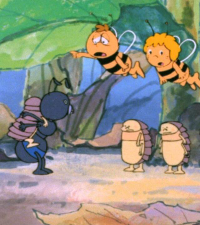 Eine Ameisenmutter trägt ihr Ameisenbaby auf dem Rücken. Vor ihr stehen drei weitere Ameisenkinder. Darüber fliegen die Bienenkinder Maja und Willi. Im Hintergrund befinden sich Blätter.