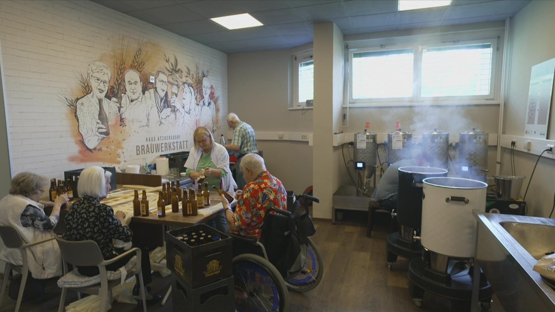 Ältere Menschen im Seniorenheim beim Bierbrauen. 