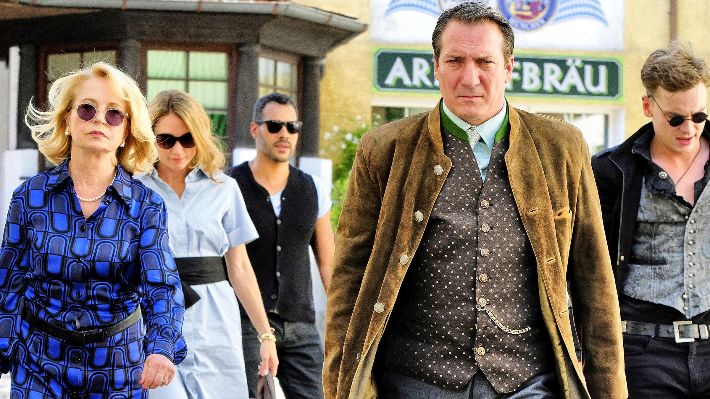 Die potenziellen Erben stehen vor der Brauerei.