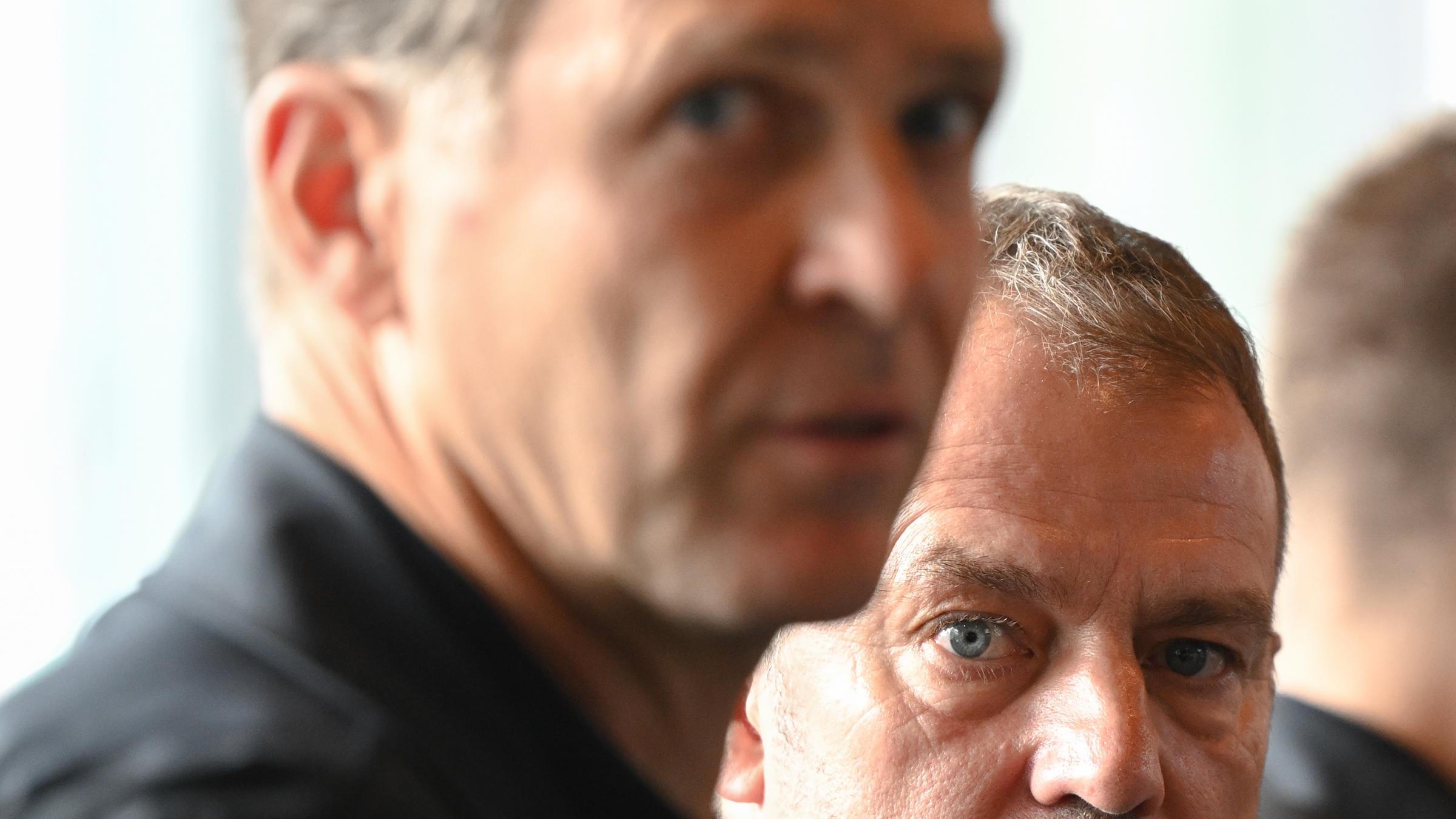 Oliver Bierhoff (l), DFB-Direktor Nationalmannschaften, und Bundestrainer Hansi Flick 