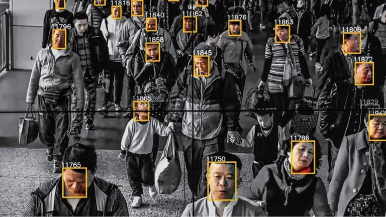 Chinesische Passanten im Visier einer Überwachungskamera. Ihre Gesichter sind gerahmt und mit einer Nummer versehen.