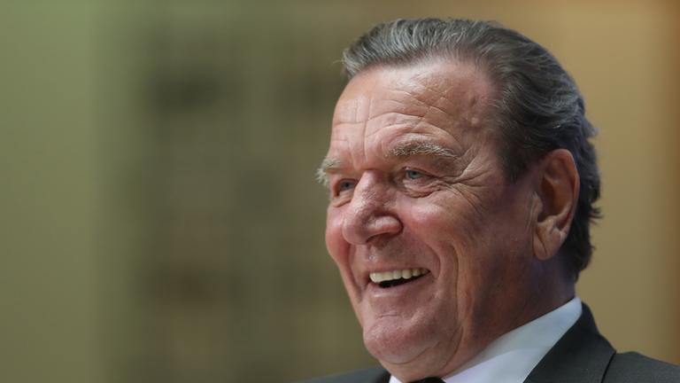 "ZDFzeit: Mensch Schröder! - Arbeiterkind, Staatsmann, Strippenzieher": Der ehemalige Bundeskanzler Gerhard Schröder lachend in Nahaufnahme.