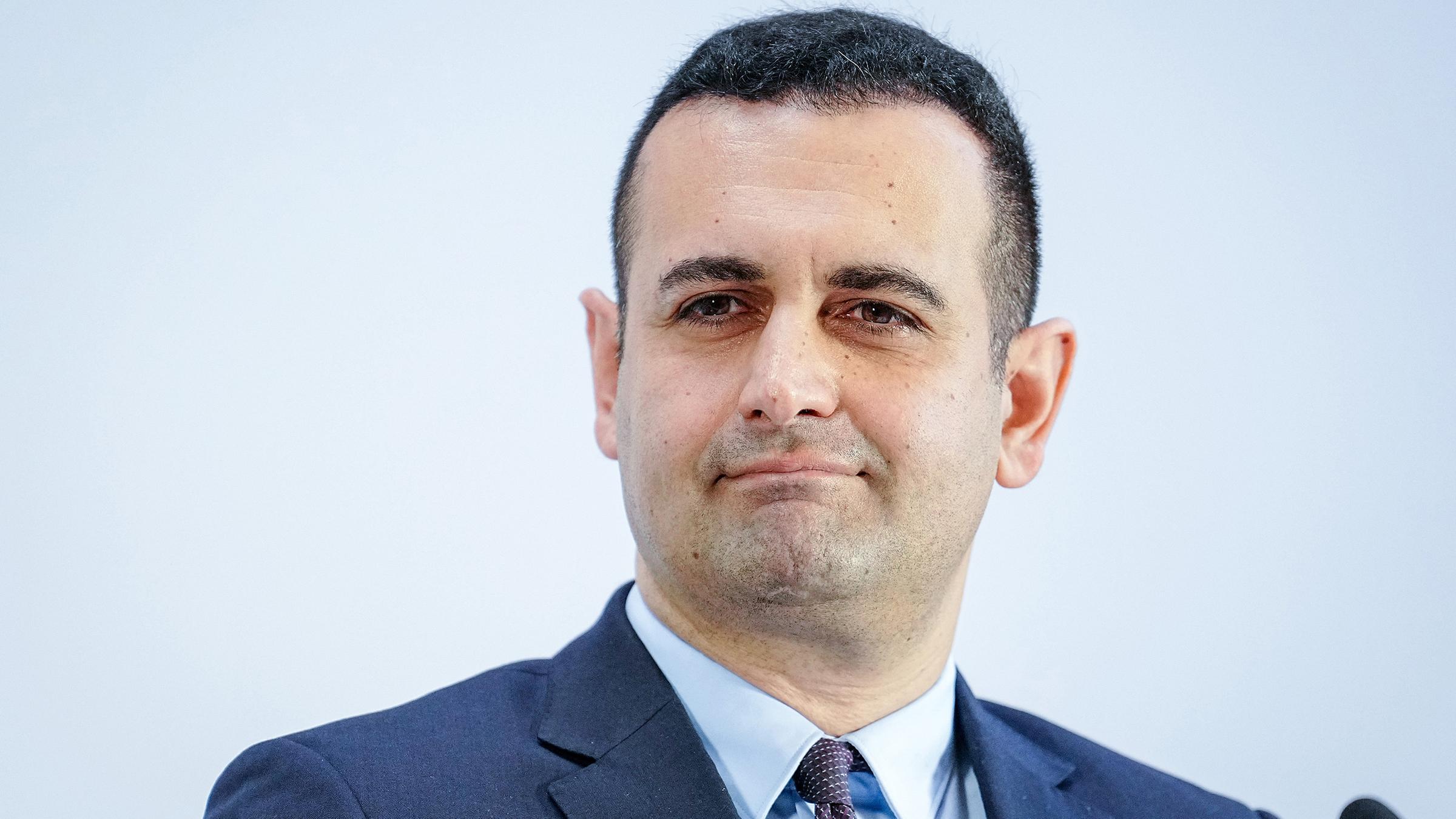 Berlin: Bijan Djir-Sarai, neuer FDP-Generalsekretär, spricht auf einer Pressekonferenz zu den Medienvertretern.