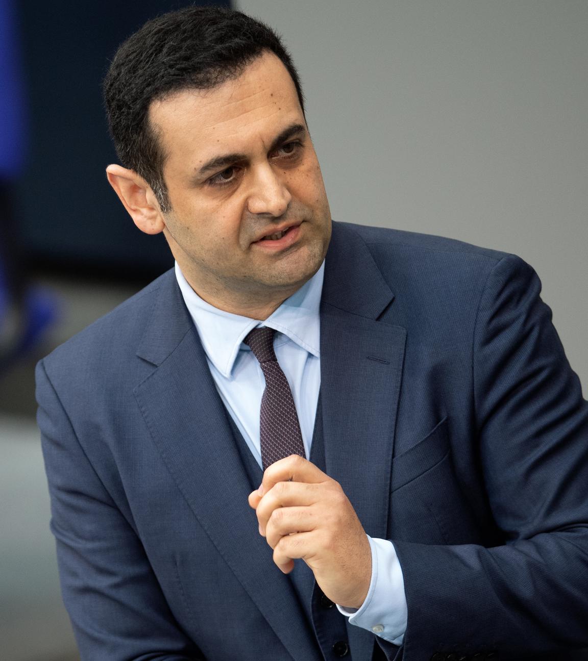 Bijan Djir-Sarai (FDP) reagiert während der 158. Sitzung des Bundestages auf einen Zwischenruf.