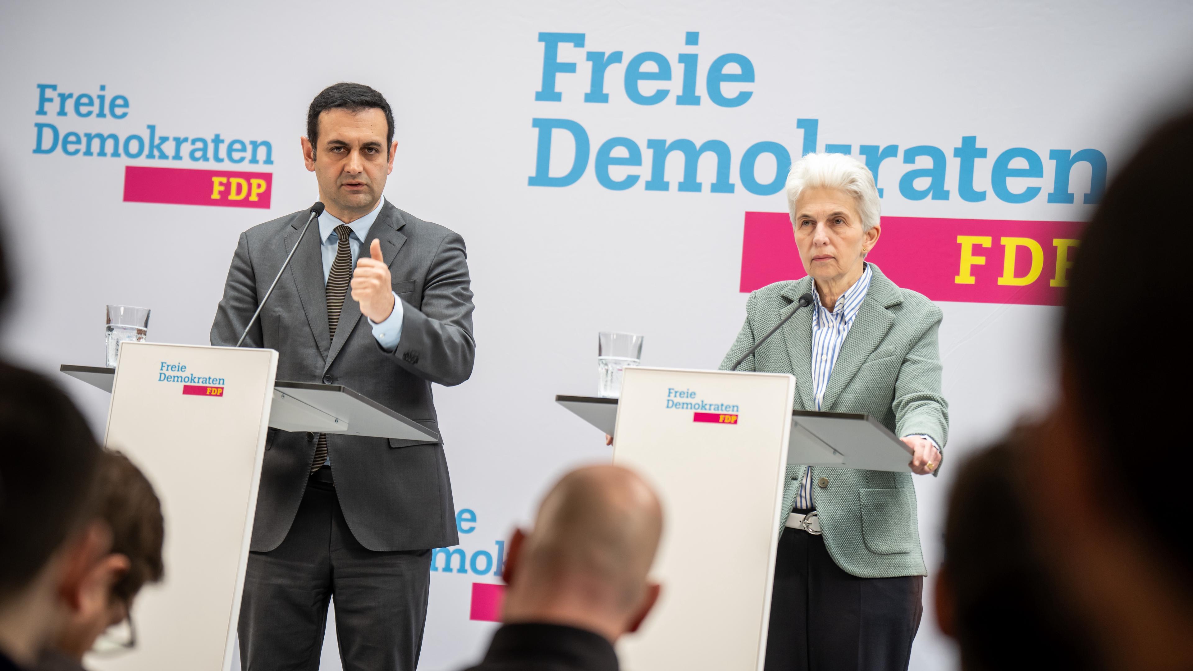 Bijan Djir-Sarai, FDP Generalsekretär, spricht neben Marie-Agnes Strack-Zimmermann