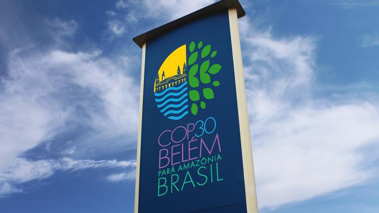 Ein großes Hinweisschild zur Klimakonferenz 2025 in Belém, Brasilien