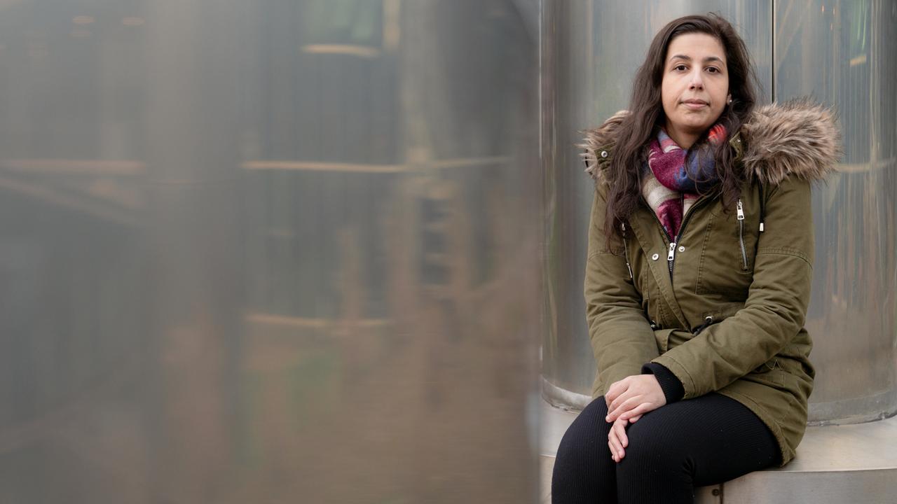 Junge Frau schaut bedrückt in die Kamera