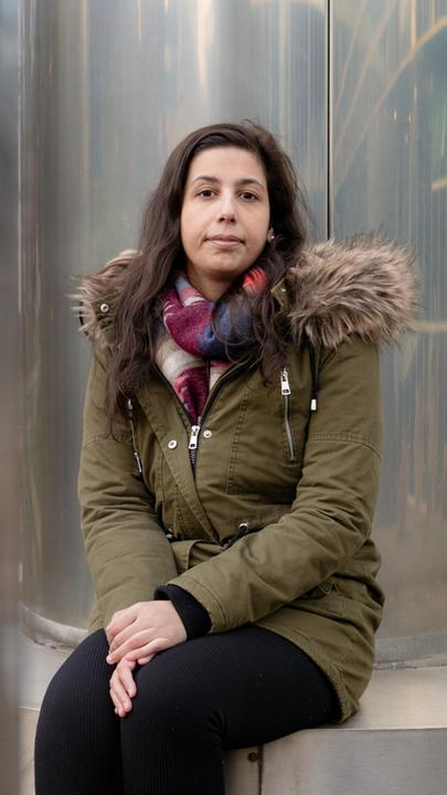 Junge Frau schaut bedrückt in die Kamera