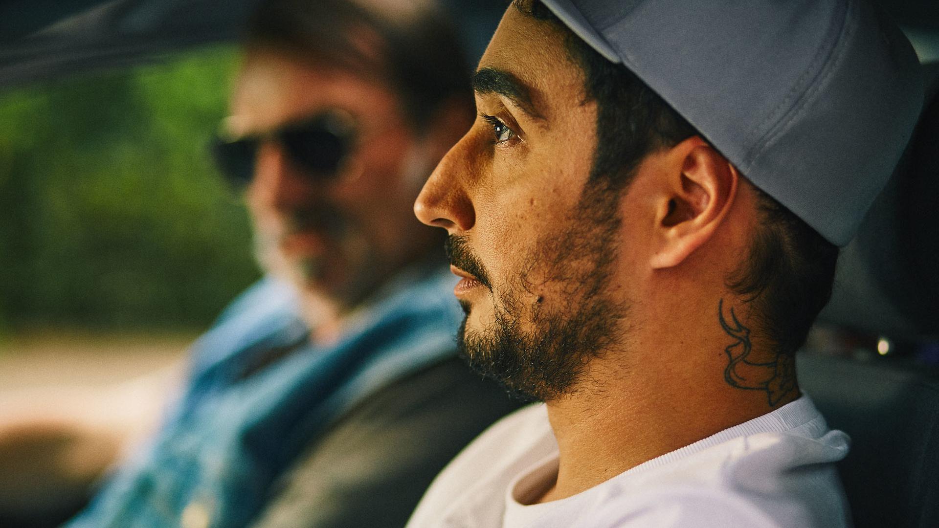 Nahaufnahme: Sol sitzt im Auto.