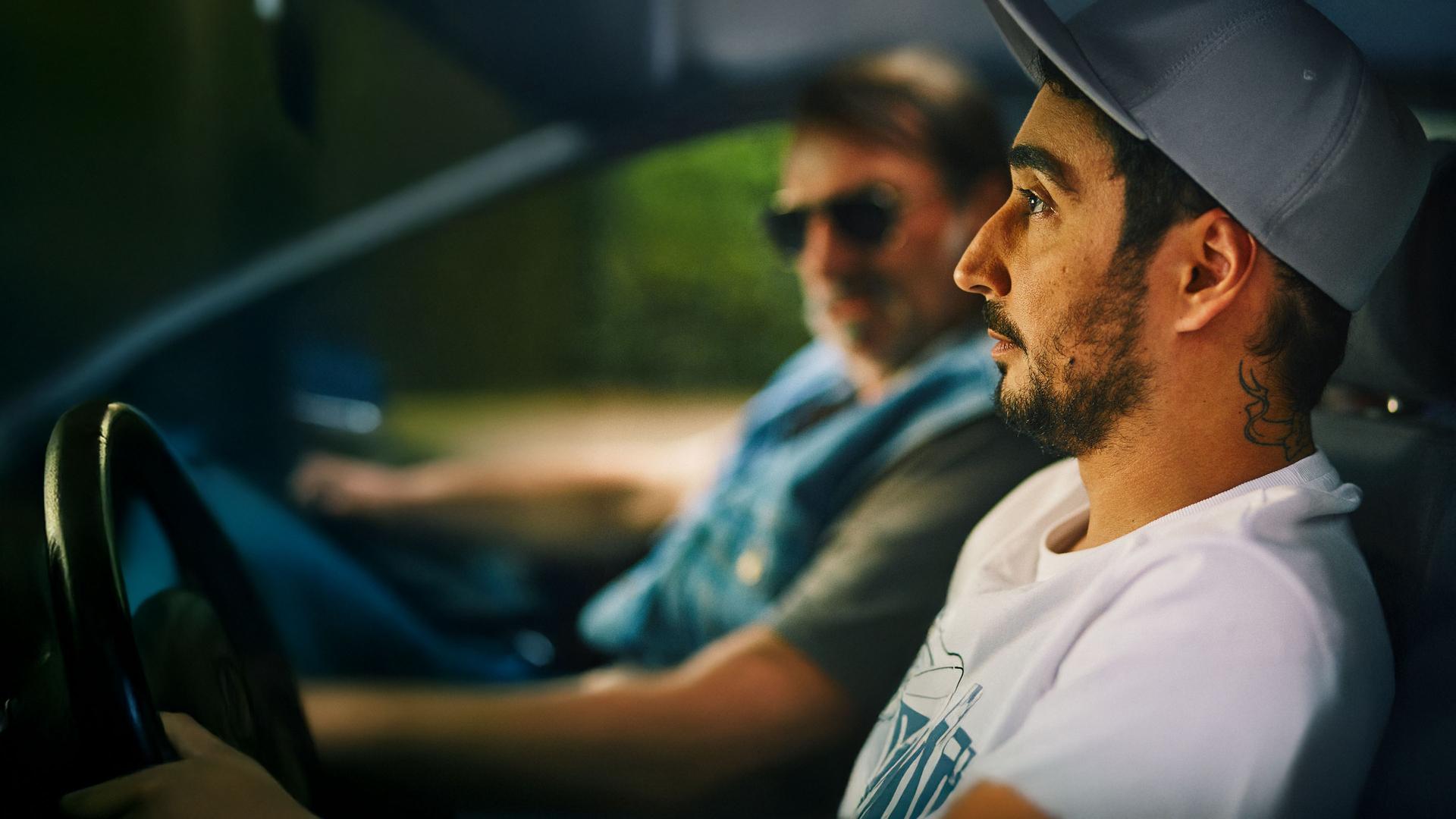 Nahaufnahme: Sol sitzt im Auto.