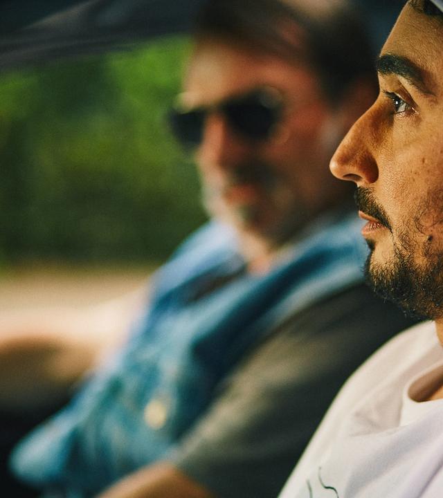 Nahaufnahme: Sol sitzt im Auto.