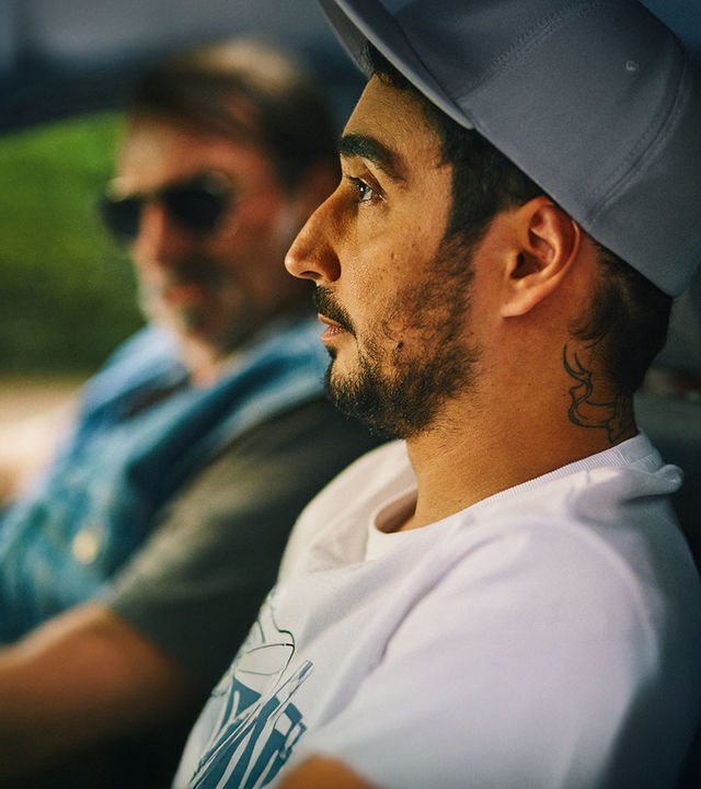 Nahaufnahme: Sol sitzt im Auto.