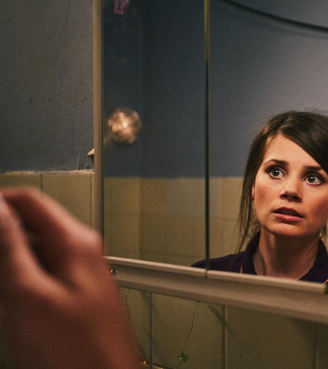 Sol und Jessica stehen vor dem Badezimmerspiegel und Sol putzt sich die Zähne.