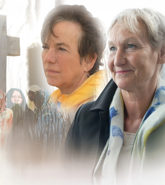 Frauen und Kreuz