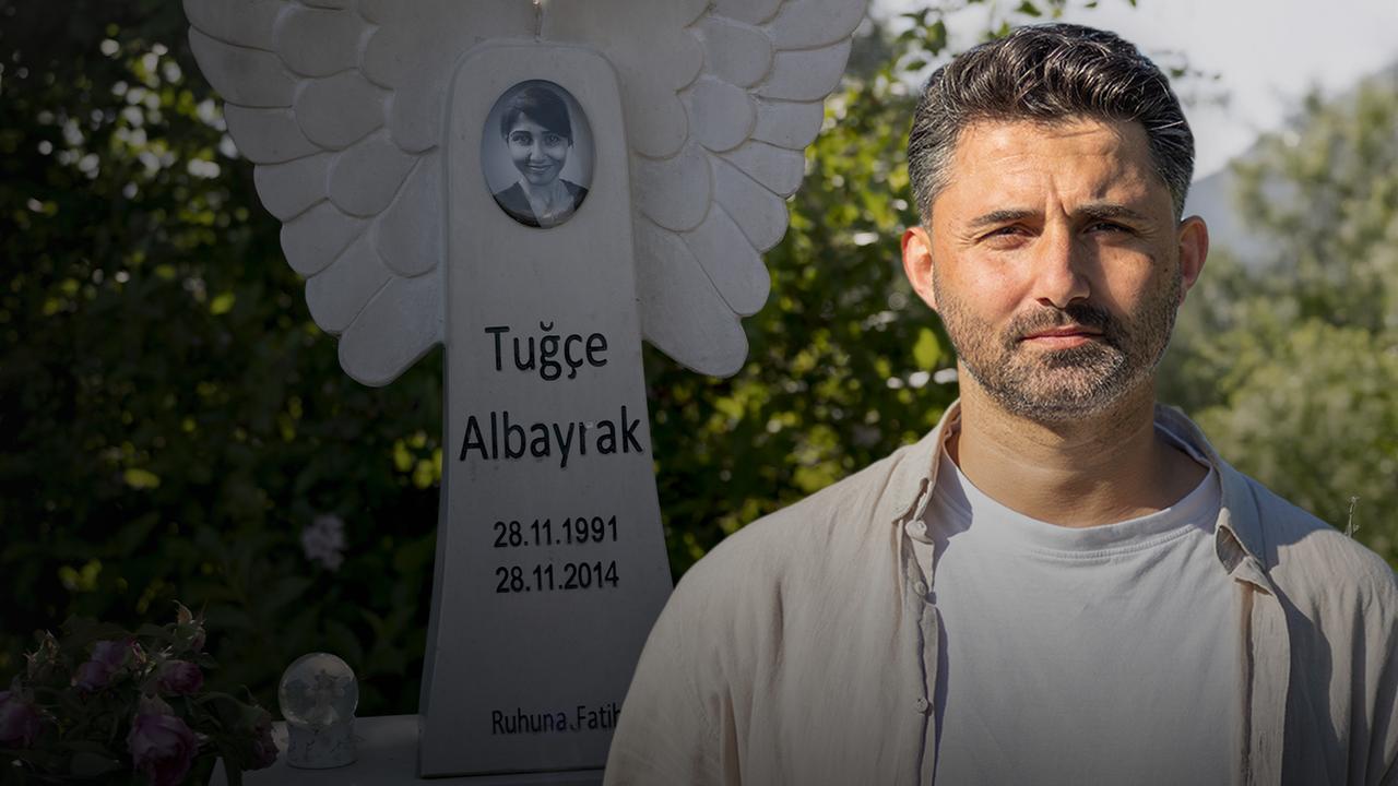 Ein junger Mann, der ernst in die Kamera schaut