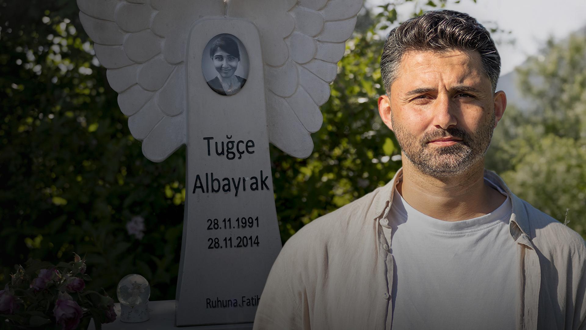 Ein junger Mann, der ernst in die Kamera schaut mit Grab im Hintergrund