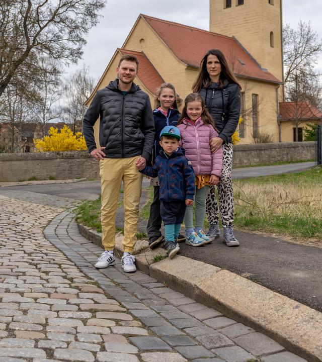 Famile vor Kirche