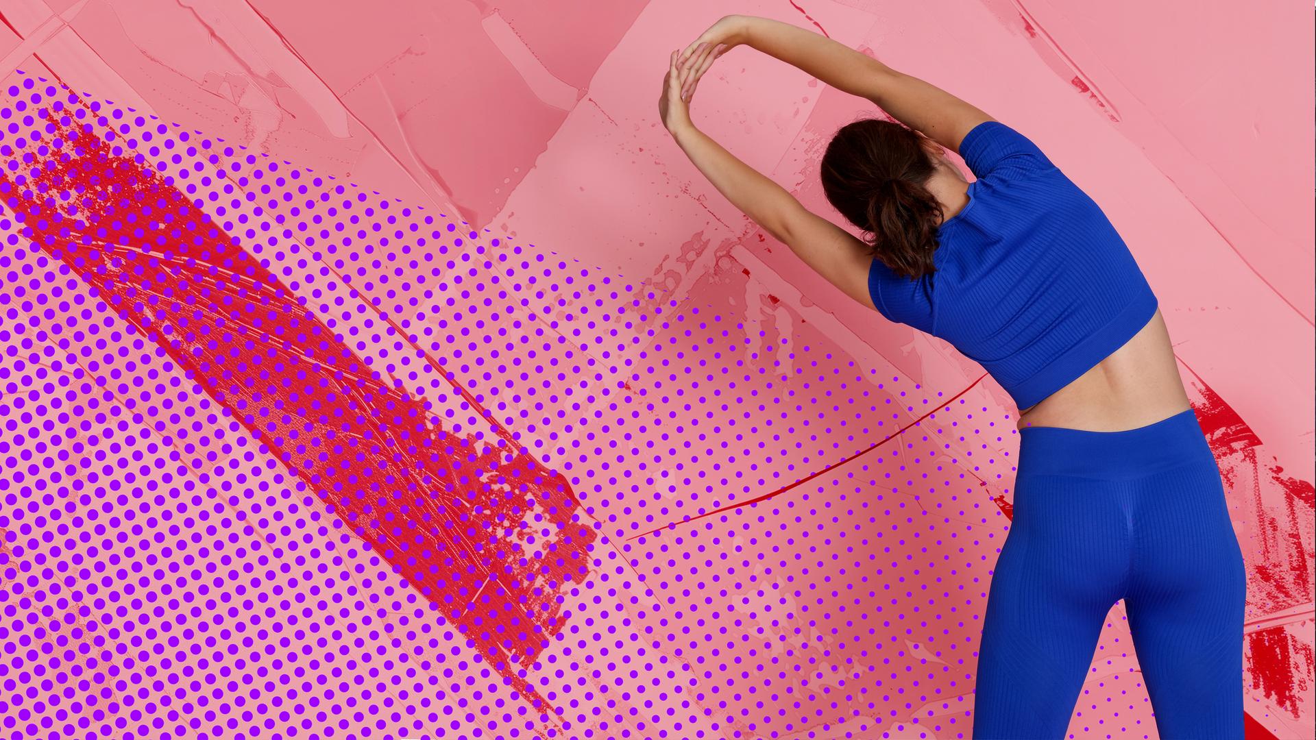 Eine Frau in blauen Sportklamotten stretcht sich. 