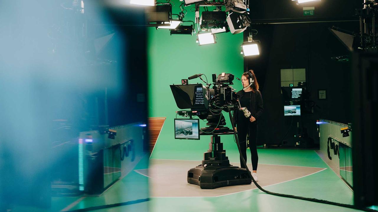 Kamerafrau im ZDF-Studio während Sendung
