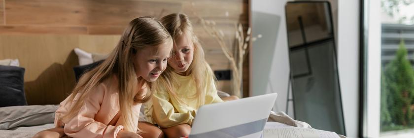 Typical für die ZDF-Bildungsstudie: zwei Junge Mädchen sitzen auf dem Bett vor einem Laptop