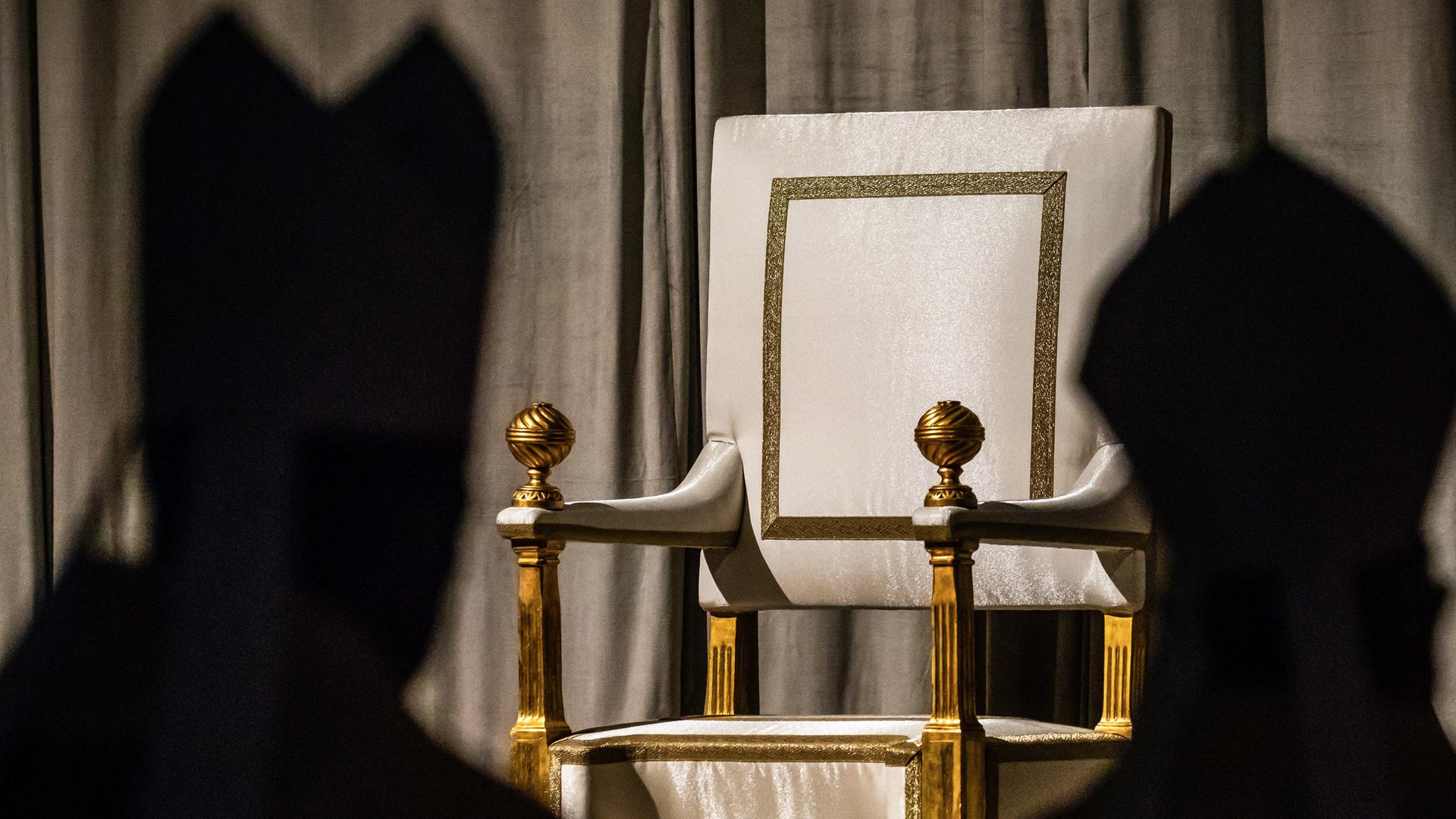 Leerer Papststuhl