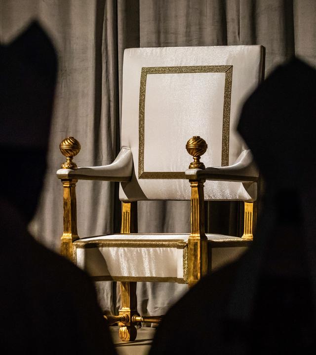 Leerer Papststuhl