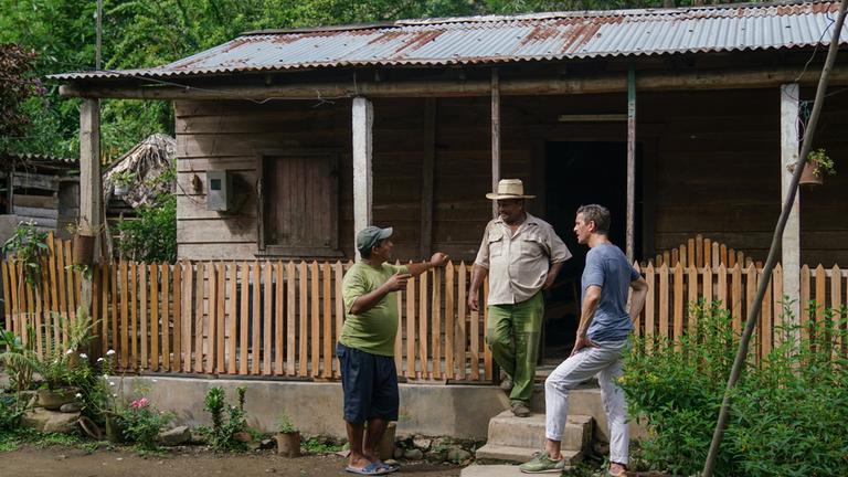 "Markus Lanz - Kuba!": Bauern der Sierra Maestra unterhalten sich mit Markus Lanz (r.) vor einem Haus.