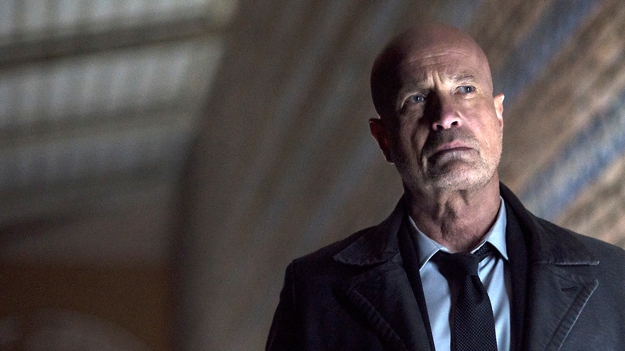 "Der Kriminalist - Grenzgang": Bruno Schumann (Christian Berkel) steht vor einer blau gemusterten Wand und schaut nachdenklich in die Ferne.